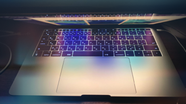 【iOS・macOS】Night Shiftを設定して、ブルーライトケアしよう！